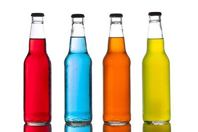Bottiglie colorate di bibite zuccherate
