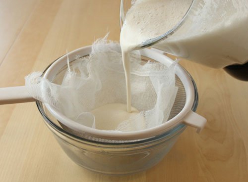 Filtrare il latte di mandorle
